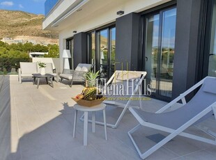 Ático en alquiler en Cala de Finestrat de 3 habitaciones con terraza y piscina