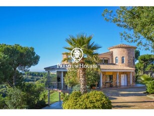 Casa en venta con espectaculares vistas al mar y piscina en Sant Pol de Mar