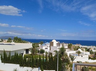 Estupendo apto con preciosas vistas al mar.