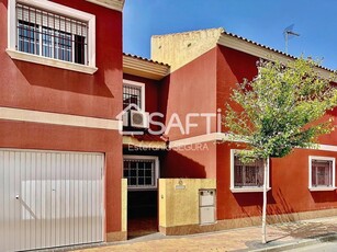 MAGNIFICA VIVIENDA UNIFAMILIAR DE 4 DORMITORIOS Y 2 CUARTOS DE BAÑO CON GARAJE EN LOS ALCÁZARES