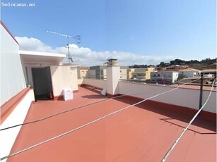 ¡Oportunidad única en Segur de Calafell! Ático dúplex con terraza privada y dos