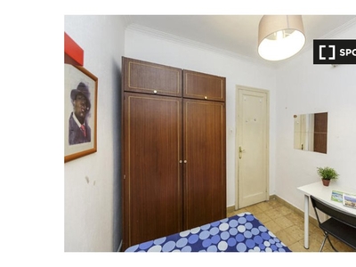 Acogedora habitación en apartamento de 5 dormitorios en Gracia, Barcelona.