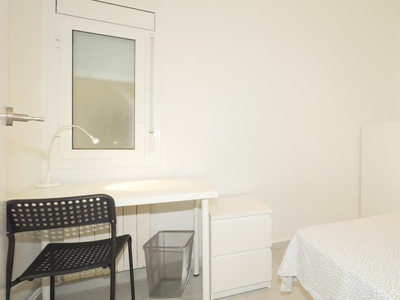 Acogedora habitación en piso de 3 habitaciones en L'Hospitalet de Llobregat.
