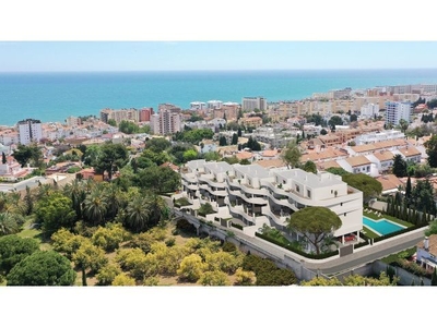 Apartamento de 4 dormitorios y 2 baños con vistas al mar en la mejor zona de Montemar, Torremolinos