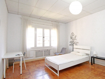 Bonita habitación en apartamento en Sarrià-Sant Gervasi, Barcelona