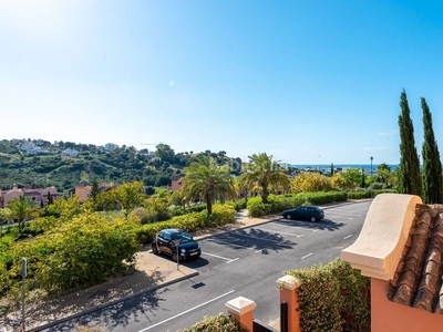 Casa villa de 3 dormitorios con sótano y jardín en primera línea de golf . en Estepona