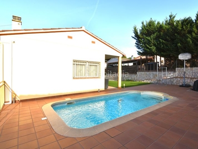 Chalet gran casa semi nueva con precioso jardín y piscina en Tordera