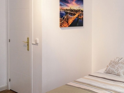 Dulce habitación para alquilar en apartamento de 6 camas, Sarrià-Sant Gervasi
