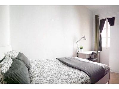 Habitación amueblada en un apartamento de 8 dormitorios en Moncloa, Madrid
