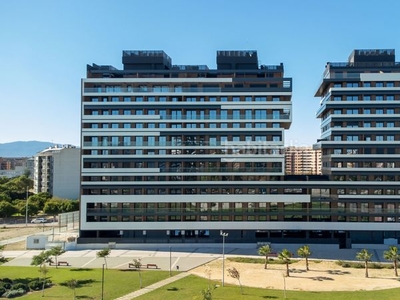 Piso en avenida academia de infantería vivienda de cuatro dormitorios y tres baños, de 174 m2. el salón de más se abre a una terraza de 26 m2, que amplía las posibilidades de esta vivienda. el precio incluye dos plazas de garaje. en Murcia