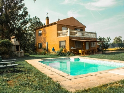 Venta de casa con piscina y terraza en Lardero