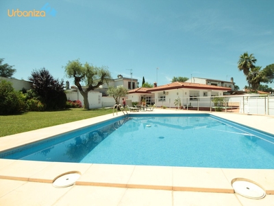 Venta de casa con piscina y terraza en Los Montitos, área Carretera de Sevilla (Badajoz), Los Montitos