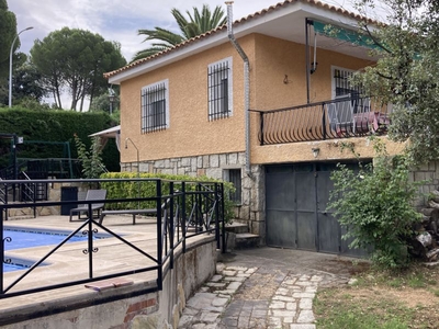 Venta de casa con piscina y terraza en Villa del Prado, Urb. Encinar del Alberche
