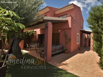 MODERNO CHALET ESQUINA CON PISCINA Y JARDINES MAR DE CRISTAL