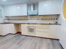 Venta Piso Mollet del Vallès. Piso de tres habitaciones en Avinguda de Caldes de Montbui 21. Calefacción individual