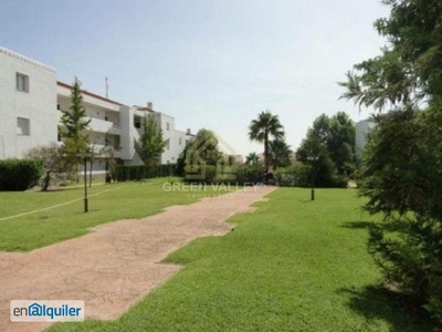 Alquiler de ático de 3 dormitorios con vistas al mar en alcaidesa