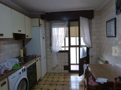 Alquiler de piso en Villarcayo de Merindad de Castilla la Vieja de 3 habitaciones con terraza y calefacción