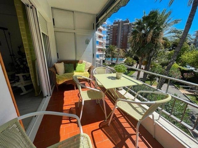 Alquiler Piso Alicante - Alacant. Piso de tres habitaciones en Avenida Bruselas. Plaza de aparcamiento con terraza