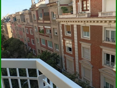 Alquiler Piso Barcelona. Piso de cuatro habitaciones en Carrer de la Ciutat de Balaguer. Cuarta planta