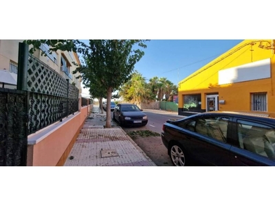 Alquiler Piso Los Alcázares. Piso de tres habitaciones en Calle fragata. Buen estado primera planta con terraza