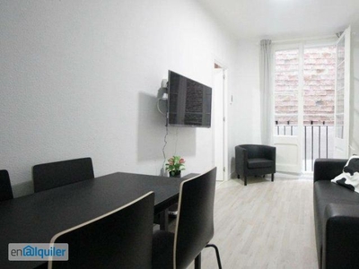 Apartamento renovado de 3 dormitorios en alquiler en El Raval