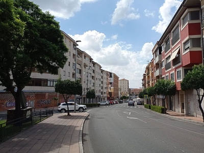 Piso en alquiler en Plasencia de 3 habitaciones con terraza y jardín