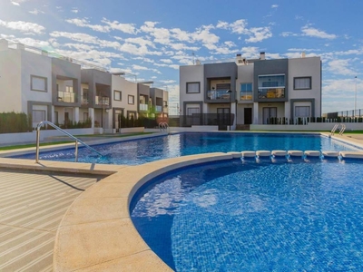 Venta Casa unifamiliar en Avenida París Torrevieja. Con terraza 72 m²