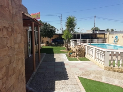 Venta de casa con piscina en Utrera, Urbanizacion La Herradera