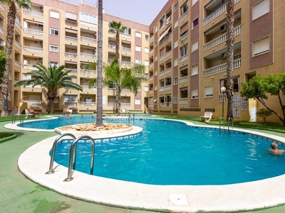 Venta de piso con piscina en Torrevieja