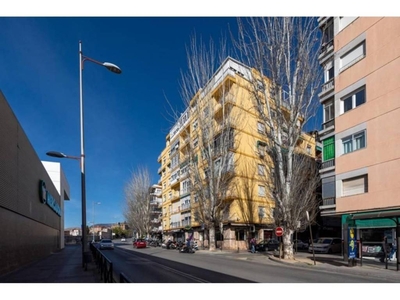 Venta Piso Granada. Piso de cuatro habitaciones en Calle DOCTOR PAREJA YEBENES. A reformar tercera planta con balcón