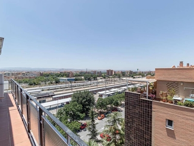 Venta Piso Granada. Piso de cuatro habitaciones en De Andaluces. Séptima planta con terraza