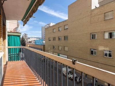 Venta Piso Granada. Piso de cuatro habitaciones en Doctor Azpitarte 10. Segunda planta con terraza