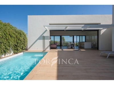 Villa de lujo de nueva construcción con increibles vistas al mar y estilo moderno mediterráneo.