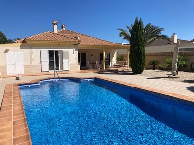 Venta de casa con piscina y terraza en Roquetas de Mar