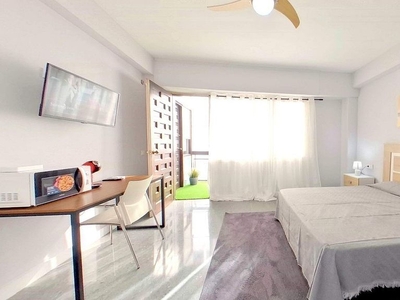 Alquiler de piso en Centro - Alicante de 4 habitaciones con terraza y jardín
