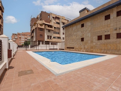Venta de ático en Cerrillo de Maracena - Periodistas de 4 habitaciones con terraza y piscina