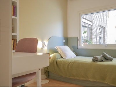 Se alquila habitación en un apartamento de 5 dormitorios en Trafalgar, Madrid.