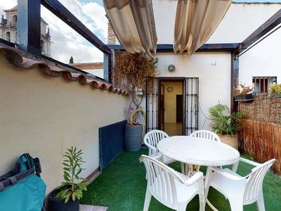 Se Vende Espectacular vivienda con terraza ubicada en el Casco Histórico de Alcalá de Henares, a 1 minuto andando de la Plaza Cervantes.