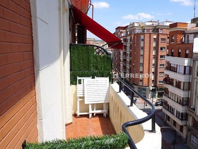 Venta de piso en Centro - Logroño de 3 habitaciones con terraza y garaje