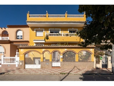 Amplísima casa en Churriana de la Vega (zona San Cayetano)