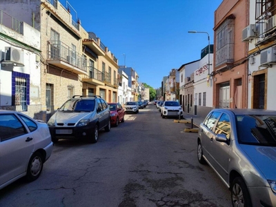 Сasa con terreno en venta en la Calle Julio Verne' Sevilla