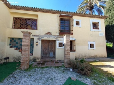 FABULOSA VILLA DE 6 DORMITORIOS CON PISCINA Y JARDÍN PRIVADO EN EL CORAZÓN DE NUEVA ANDALUCÍA