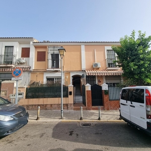 Сhalet adosado con terreno en venta en la Calle Arjona' Sevilla