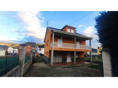 Venta casa con terreno en Fabero