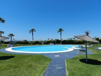 Alquiler de piso en Tarifa de 2 habitaciones con terraza y piscina