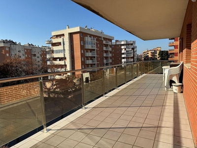 Alquiler de piso en vía Roma de 3 habitaciones con terraza y piscina