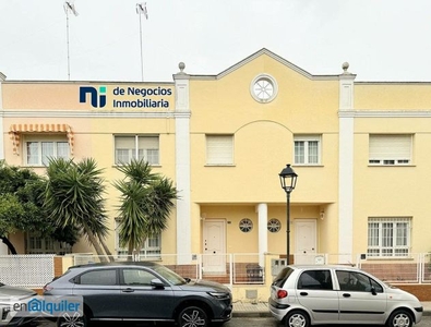 Casa unifamiliar adosada, 4 dormitorios y garaje en Utrera