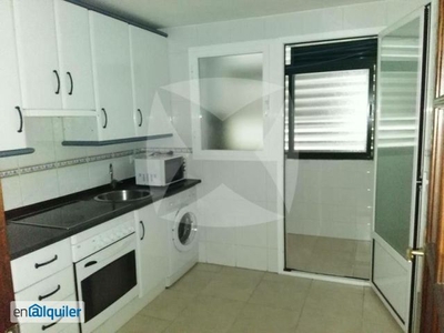 Vivienda en alquiler con cocina amueblada de dos dormitorios. En zona maria auxiliadora