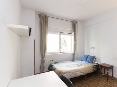 Cómoda habitación en un apartamento de 7 habitaciones en Tetuán, Madrid.