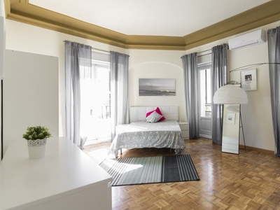 Elegante habitación en alquiler, apartamento de 11 habitaciones, Malasaña Madrid.